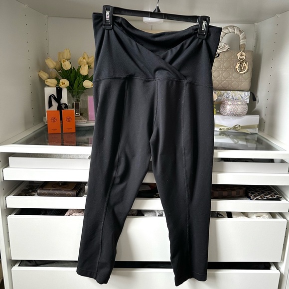 Ingrid & Isabel Maternity leggings with Crossover Panel Cropped size Large - Picture 4 of 7